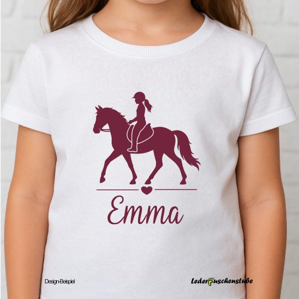 Design-Beispiel vom Bügelbild Pferd Reiterin Herz auf einem weißen Kinder T shirt
